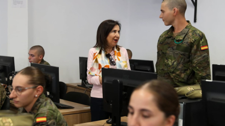 La ministra de Defensa charla con los alumnos del CEFOT