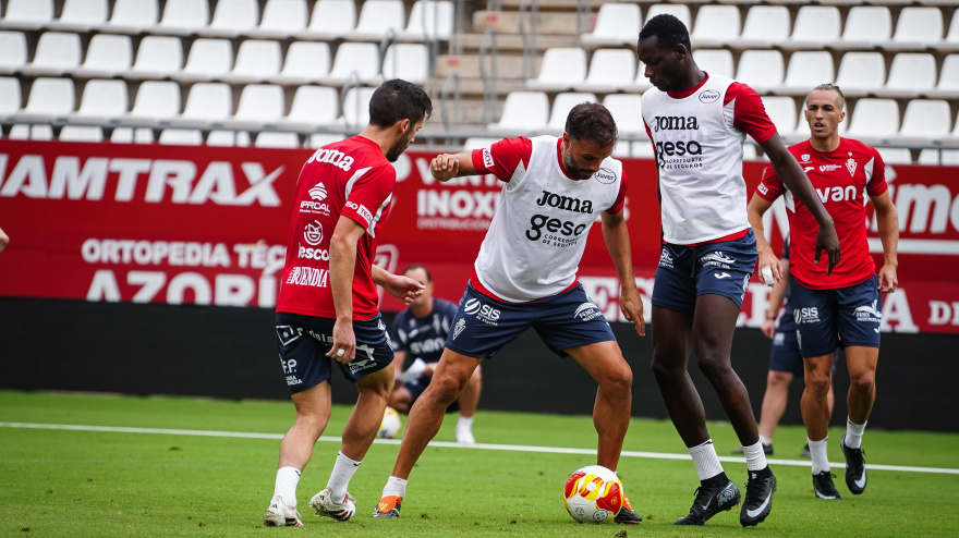 El Real Murcia se ha entrenado esta semana en el Enrique Roca