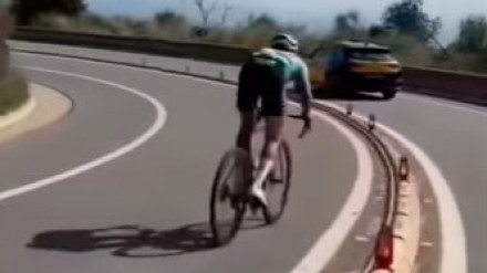 Kiko Galván circula por dirección contraria un peligroso tramo y sin visibilidad en una carretera catalana.