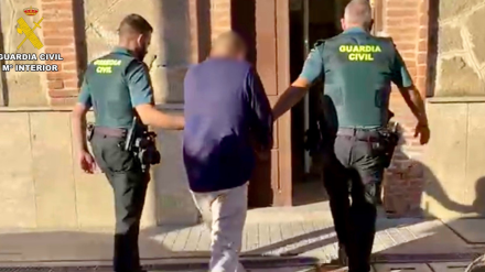 La Guardia Civil detuvo a uno de estos cogoteros tras presuntamente robar en un coche en un aparcamiento de un supermercado