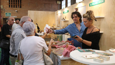 Un expositor present a la Fira MOS de Lleida venent el seus productes