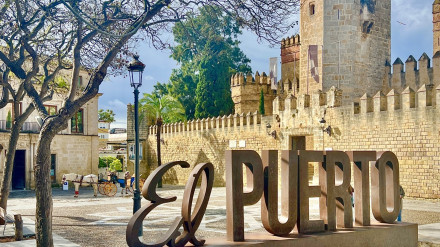 Monolito turístico en la Plaza del castillo de El Puerto de Santa María