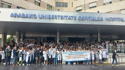 Concentración en el hospital de Txagorritxu, en Vitoria