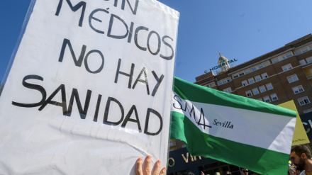 Participantes en la concentración de médicos convocada por el Sindicato Médico Andaluz (SMA) que se ha sumado a la de la Confederación Española de Sindicatos Médicos (CESM) de una huelga médica nacional, este viernes en el Hospital Virgen del Rocío de Sevilla