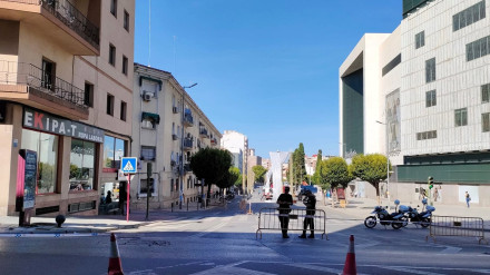Preparativos para la procesión magna en la calle Virgen de la Cabeza.