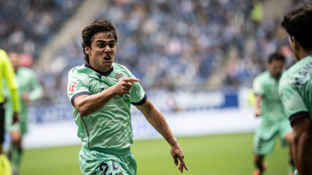 Carlos Álvarez celebra su tanto en el Tartiere ante el Oviedo.
