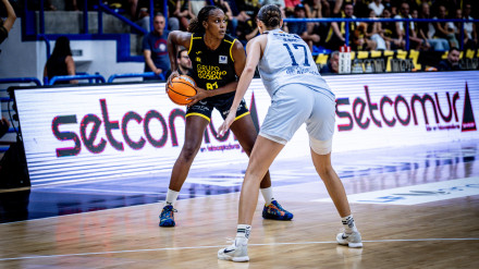 El pabellón Fausto Vicent de Alcantarilla fue testigo de un estreno de Liga Femenina Endesa cargado de emoción y drama. El Hozono Global Jairis rozó la victoria, pero un triple de Laia Lamana sobre la bocina dio el triunfo al Joventut de Badalona (57-58), dejando helado al público murciano en el último suspiro.El encuentro comenzó con ritmo e intensidad. Lou López Sénéchal inauguró el marcador con una rápida acción a la contra, pero Howard respondió de inmediato para las catalanas. El intercambio de golpes marcó los primeros minutos, con Aina Ayuso mostrando su calidad y liderazgo en la dirección del juego. Sin embargo, el conjunto visitante logró imponer su defensa y castigó cada error local para cerrar el primer cuarto con una renta de ocho puntos (9-17).En el segundo periodo, las de Bernat Canut ajustaron piezas y encontraron mejores sensaciones ofensivas. Prieto, López Sénéchal y una inspirada Kendra Chery, que anotó su primer triple con la camiseta del Jairis, lideraron la remontada. La intensidad defensiva y la mejora en el acierto permitieron a las murcianas marcharse al descanso por delante, 24-23, tras una notable reacción.Dura derrota de Jairis en el último suspiro