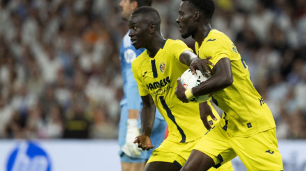 Los jugadores del Villarreal recogen el balón tras el gol de Mikautadze ante el Real Madrid