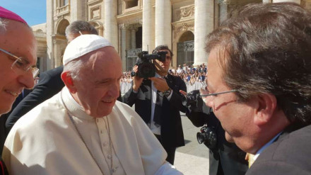 Fernández Vara con Su Santidad el Papa Francisco y el Arzobispo emérito de nuestra archidiócesis, don Celso Morga