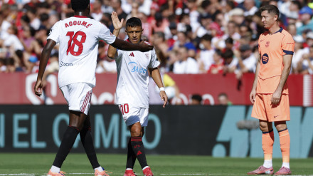 Alexis Sánchez celebra su gol, en el Sevilla - Barcelona