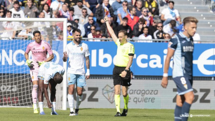 El árbitro Rafael Sánchez López -en la imagen expulsando a Akoukou- fue el nefasto protagonista del partido