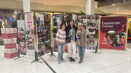 Ángeles Álvarez, Marta Pazo y Toyi González en la muestra de Odeón