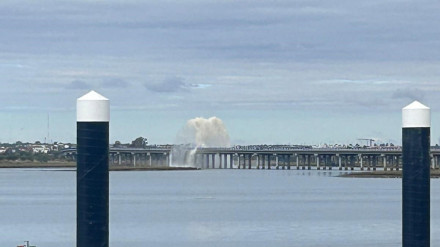 Imagen de la columna de agua en el Puente Sifón de Huelva