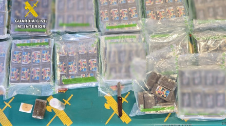 La droga iba oculta en 17 paquetes envasados al vacío dentro de una bolsa de deporte.