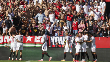 Spanish La Liga EA Sports soccer match Sevilla vs FC Barcelona at Ramon Sanchez Pizjuan in Sevilla, Spain 05 October 2025Estadio Ramón Sánchez Pizjuán, Liga EA SPORTS  2025-2026, jornada 8, Sevilla, F.C. Barcelona, 5 Octubre 2025900/Cordon Press