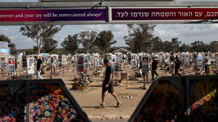 Personas visitan los memoriales en el lugar del festival de música Nova, junto a la frontera con Gaza, en el sur de Israel, el 6 de octubre de 2025