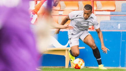 Quicala Bari en una acción del partido ante el Lugo