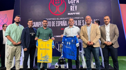 Representantes del Atlético Palma del Río y Sergio León en el sorteo de Copa