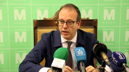 L'alcalde de Mollerussa, Marc Solsona, durant una roda de premsa a l'ajuntament