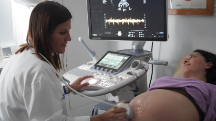 Ecografía a una embarazada