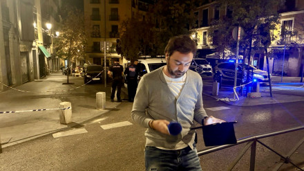 Jorge Bustos, junto al edificio derrumbado