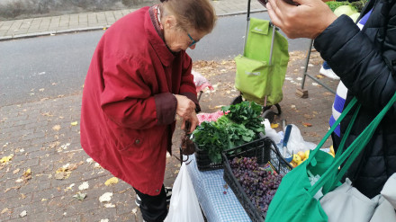 Esperanza Rosalía utliza una bascula romana para pesar sus productos