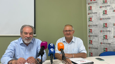 Mario Vidal, concejal de Gent de Dénia, y Miguel Llobell, presidente del partido, durante la presentación de la moción para apoyar la Iniciativa Legislativa Popular por la modificación de la Ley de Aguas