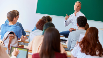 Profesor con estudiantes