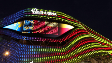 El Roig Arena iluminado con la Senyera