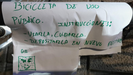 La bicicleta llevaba pegado en el cuadro un llamativo cartel, con un curioso mensaje
