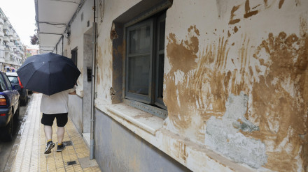 Huellas dejadas por los voluntarios que trabajaron en labores de limpieza tras la dana de hace un año, este jueves en Catarroja (Valencia)