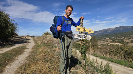 Antón Pombo realizando una ruta del Camino de Santiago Francés por Aragón