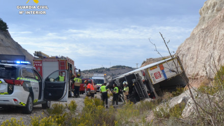 El camión que transportaba mercancías peligrosas volcó sobre la calzada en la N-122 y su conductor cuadriplicaba la tasa de alcohol