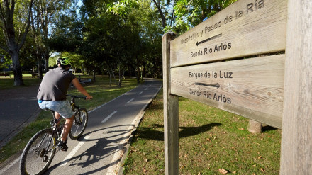 Un ciclista recorriendo una senda en Avilés