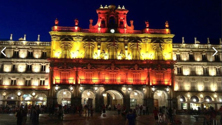 La plaza mayor de Salamanca se ilumina con los colores de la bandera de España