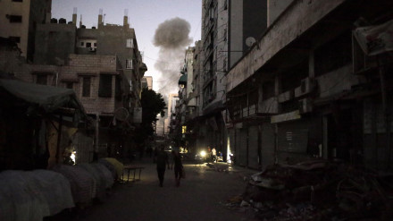 El humo se eleva tras los ataques aéreos israelíes en el barrio de Al Sheikh Redwan durante una operación militar israelí en la ciudad de Gaza, Franja de Gaza.