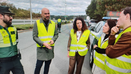 La subdelegada del Gobierno, Olimpia López, visitó uno de los controles desplegados por la Guardia Civil, en compañía de víctimas de accidentes de tráfico