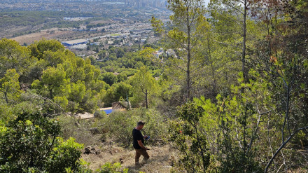 El Ayuntamiento de Calp ha iniciado esta semana los trabajos de creación de fajas perimetrales en la Sierra de Oltà para prevenir incendios forestales.