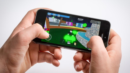 Dispositivo con Roblox reproduciéndose