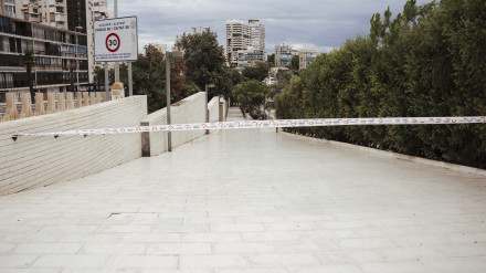 Una calle de Alicante cortada tras las fuertes lluvias por la Dana ‘Alice’, a 10 de octubre de 2025, en Alicante (España).