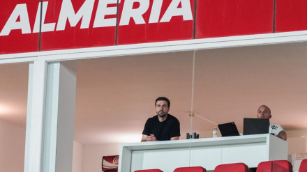 La última imagen de Gabi como entrenador del Real Zaragoza, en Almería, donde no pudo sentarse en el banquillo al estar sancionado.