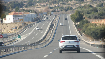 Un coche circula por una autovía en una imagen de archivo