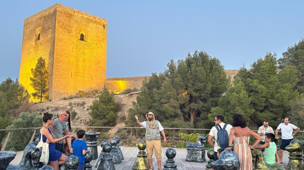 Un grupo de turistas durante una visita guiada al castillo de Lorca