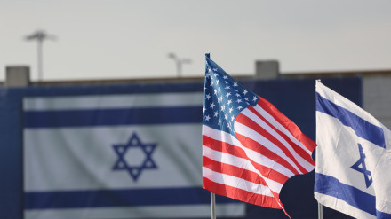 Banderas de Israel y de Estados Unidos en el aeropuerto Ben Gurion antes de la llegada del presidente estadounidense Donald Trump