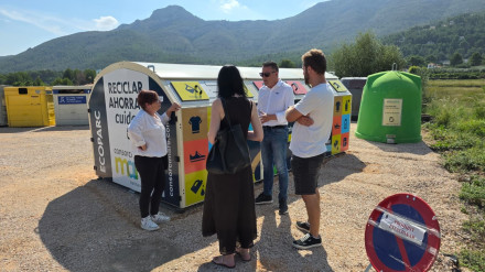El presidente del Consorci Mare, José Ramón González de Zárate, junto a la primera teniente de alcalde de Parcent, Lina Vives, durante la visita a la nueva isla ecológica ubicada en la avenida de Dénia