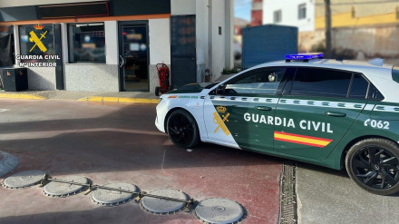 Vehículo de la Guardia Civil, en una estación de servicio de la provincia de Almería durante un operativo de vigilancia. (Foto de archivo).