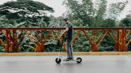 "No son juguetes, son vehículos": Un experto alerta del grave peligro de los patinetes sin formación vial