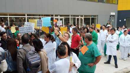 Sanitarios concentrados en la entrada del Hospital Universitario de Toledo