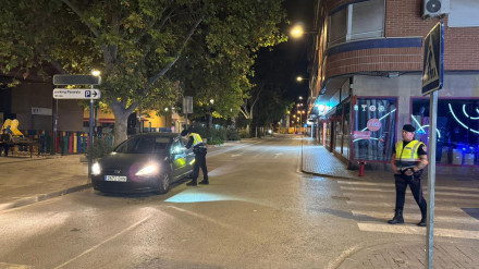 Un control nocturno de la Policía Local en una calle de Lorca