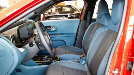 Vista interior del nuevo Fiat Grande Panda subcompacto o supermini híbrido o EV